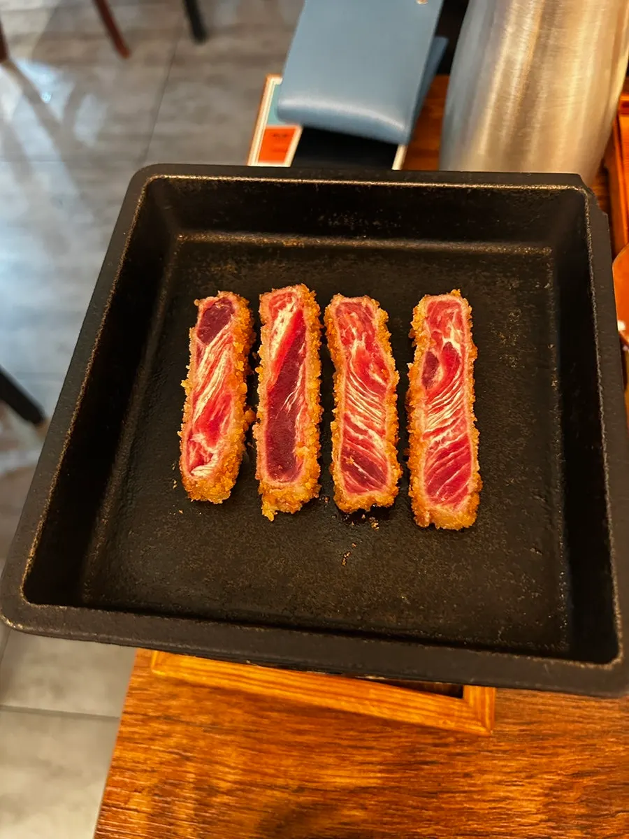 Gyukatsu placed on the hot plate