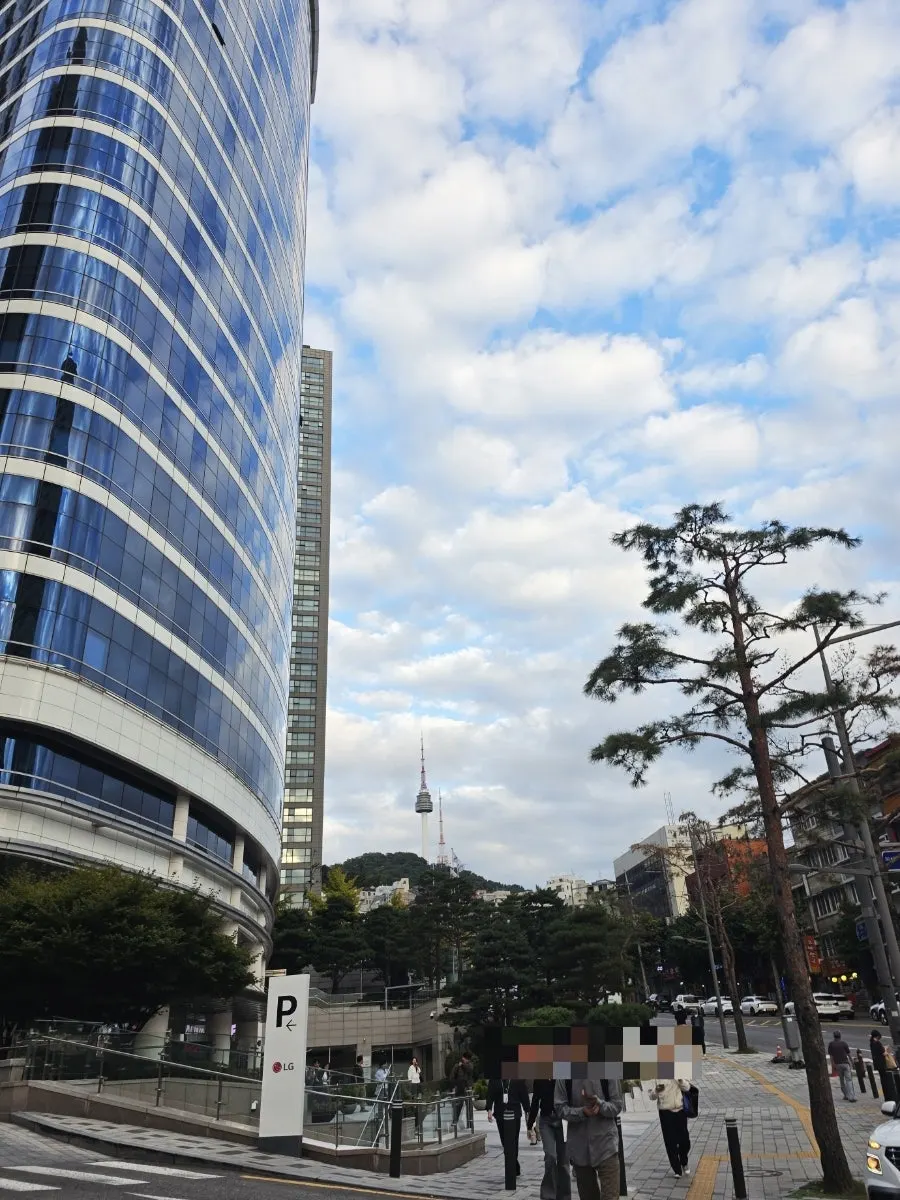 Stairs leading down to B1 of the LG Seoul Station Building from Seoul Station Exit 10