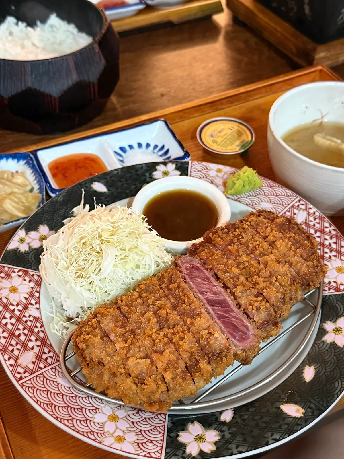 불을 켠 화로가 놓인 규카츠 상차림