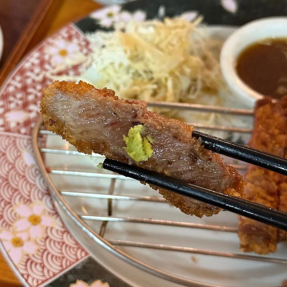 구운 규카츠와 계란후라이 접시