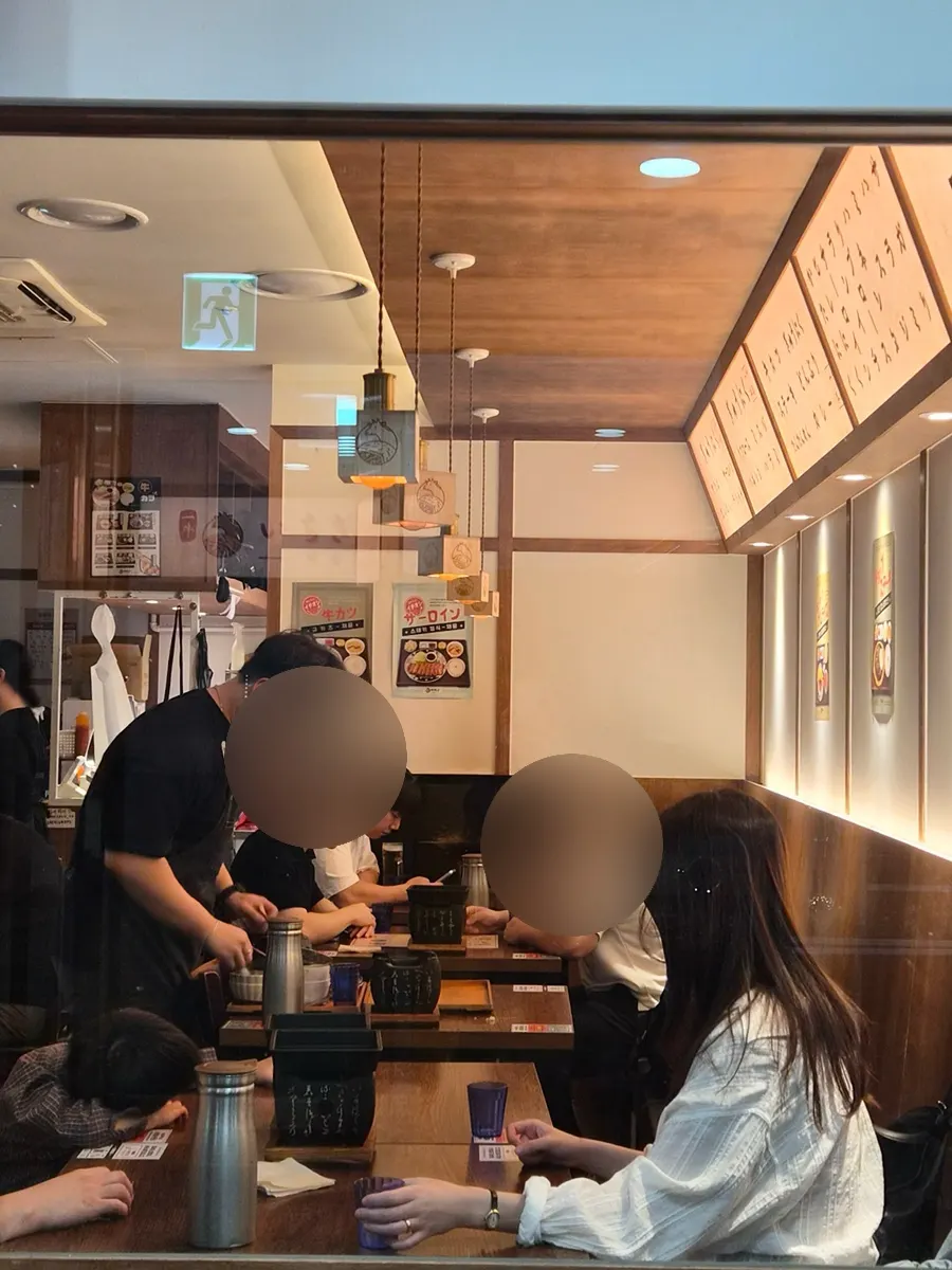 우드톤으로 꾸며진 이치규 서울역점 내부
