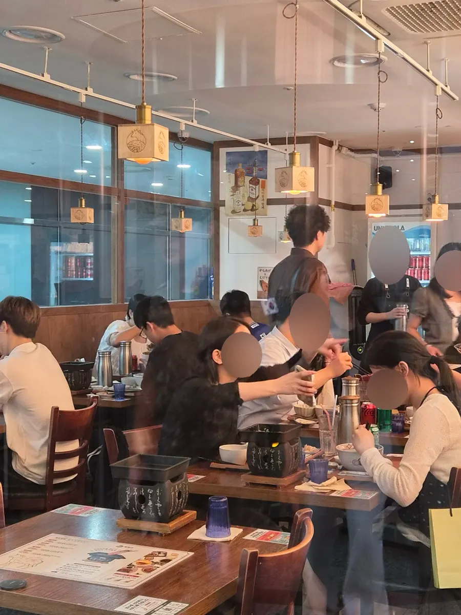 2인부터 4인까지 앉는 나무 테이블 좌석