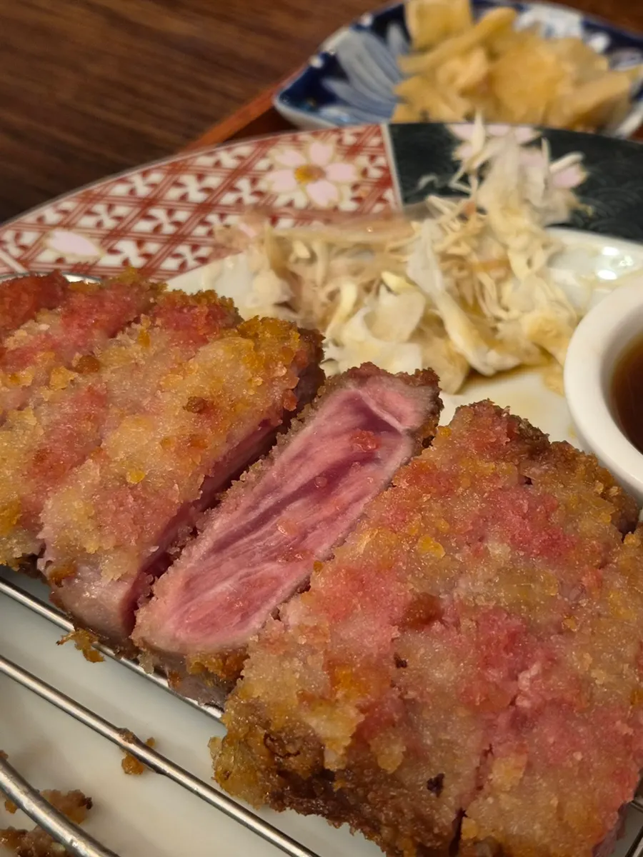 핑크빛 단면이 보이는 규카츠 클로즈업