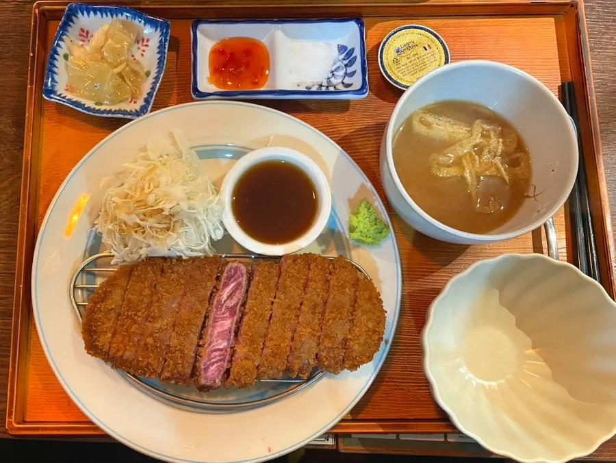 선홍빛 단면이 보이는 규카츠
