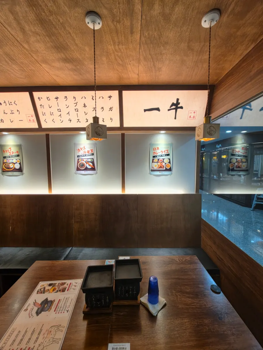 Interior decor of Ichigyu Seoul Station Branch