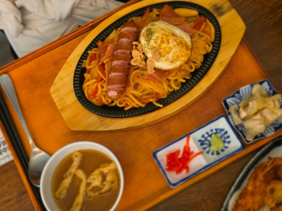 Yakisoba Napolitan served on a griddle plate