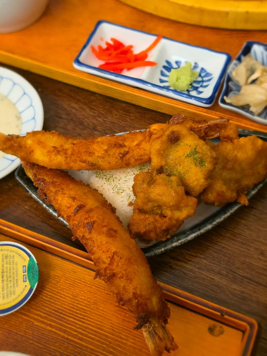Side plate of karaage and fried shrimp at Ichigyu