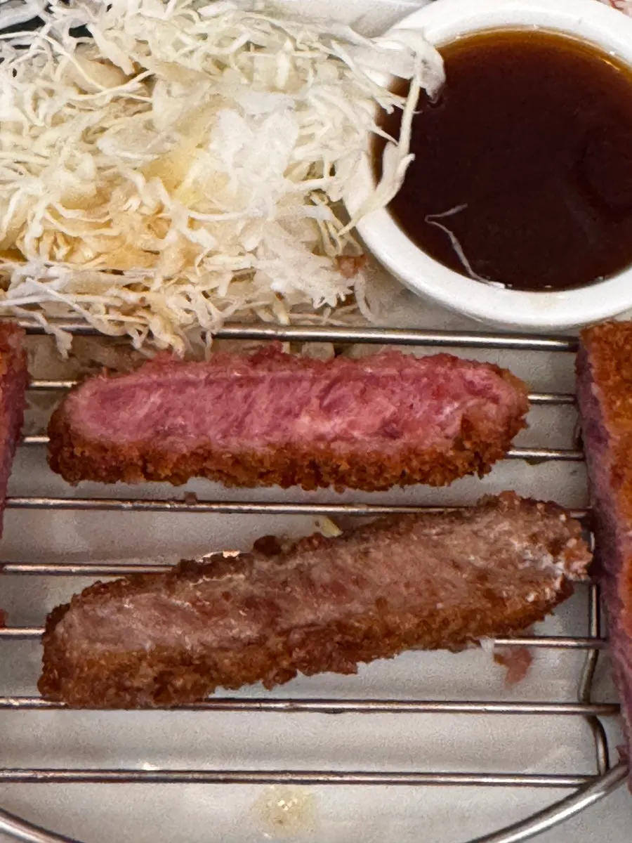소스에 찍어 먹는 규카츠 한 조각