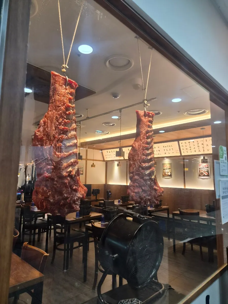 매장 입구 한쪽에 걸려 있는 고기 오브제