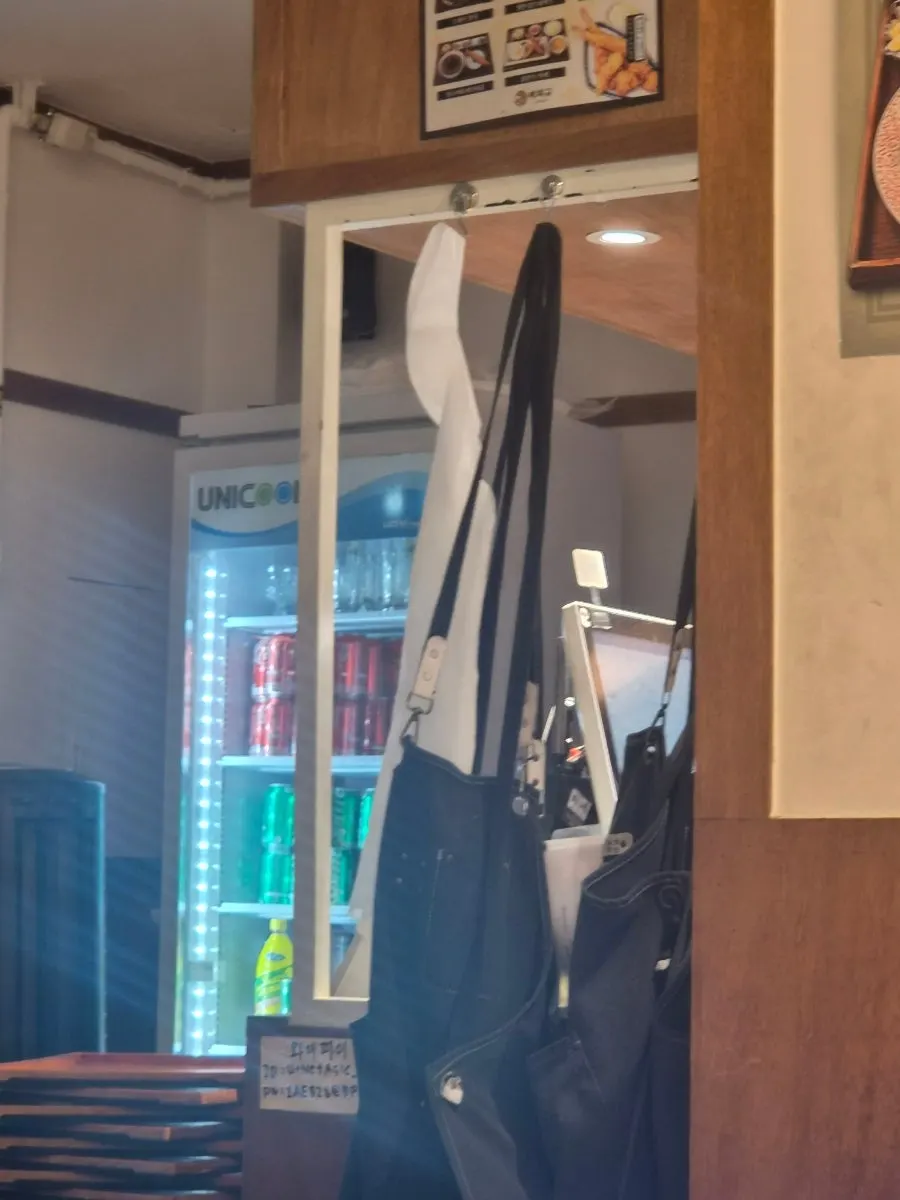 카운터 옆에 준비된 일회용 앞치마