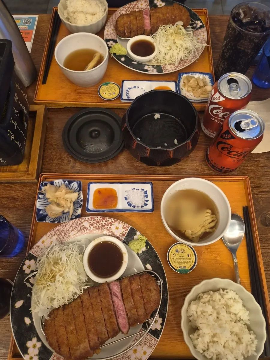 트레이에 차려진 규카츠 정식 한 상