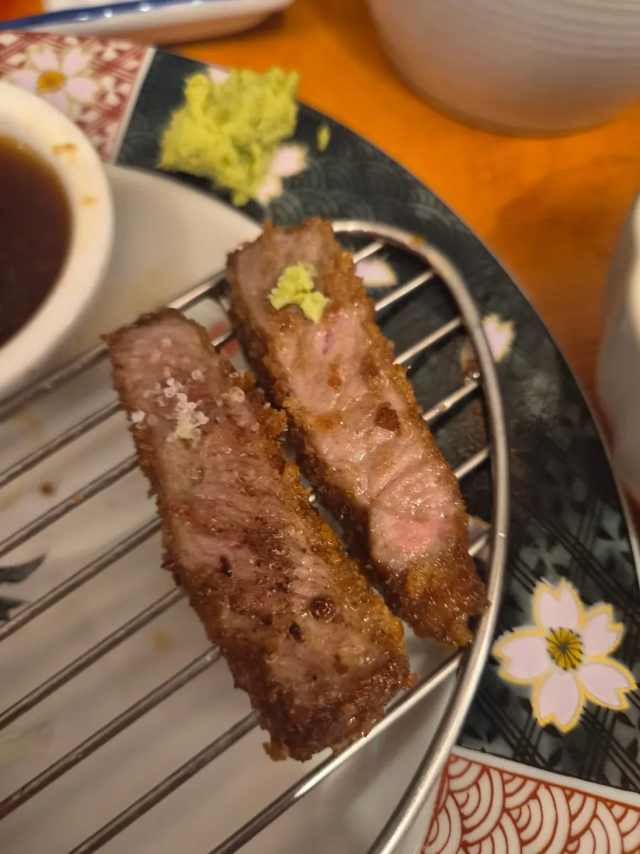 소금에 찍어 먹는 채끝 규카츠 단면