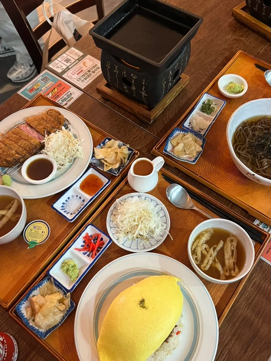 규카츠 세트가 안내된 메뉴판