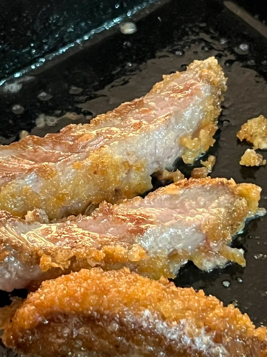 화로에 올려 굽는 규카츠 한 점