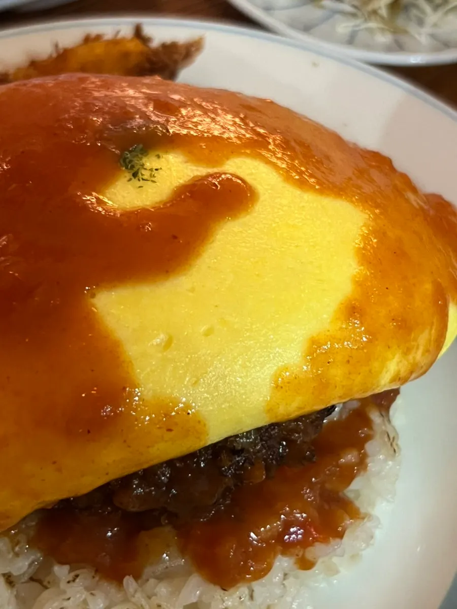 밥 위로 펼쳐진 부드러운 계란