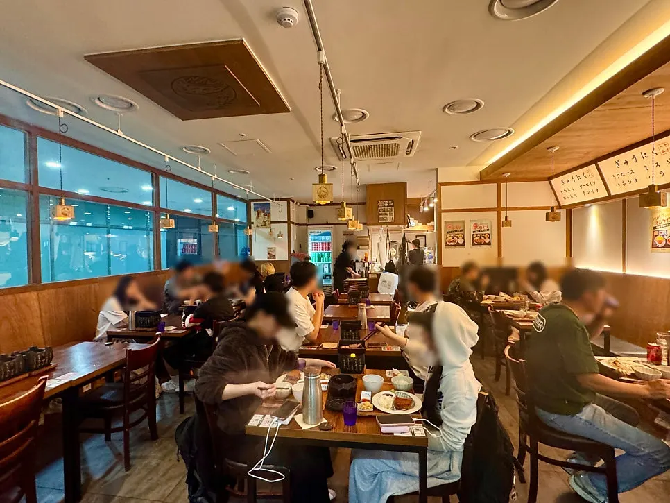 절반 정도 찬 이치규 서울역점 매장 내부