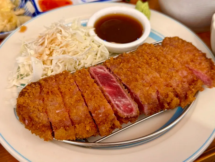 미디엄레어로 썰려 나온 규카츠 단면
