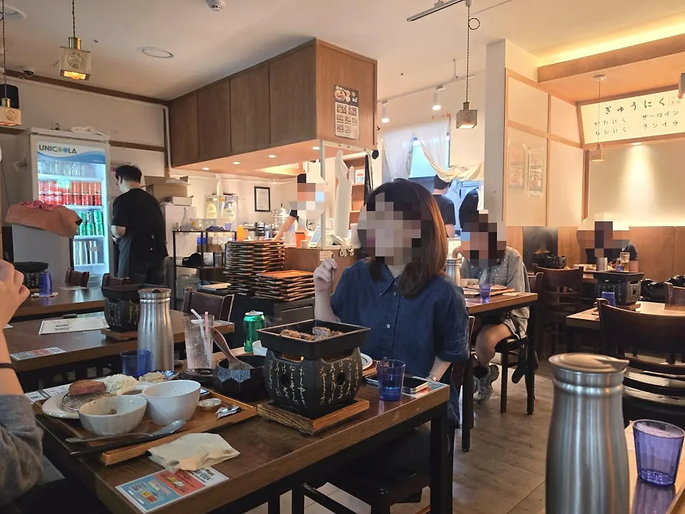 2인석과 4인석으로 나뉜 이치규 서울역점 매장 내부