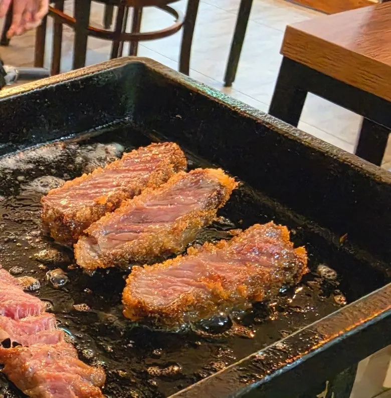 화로에 8초 구운 규카츠 한 점