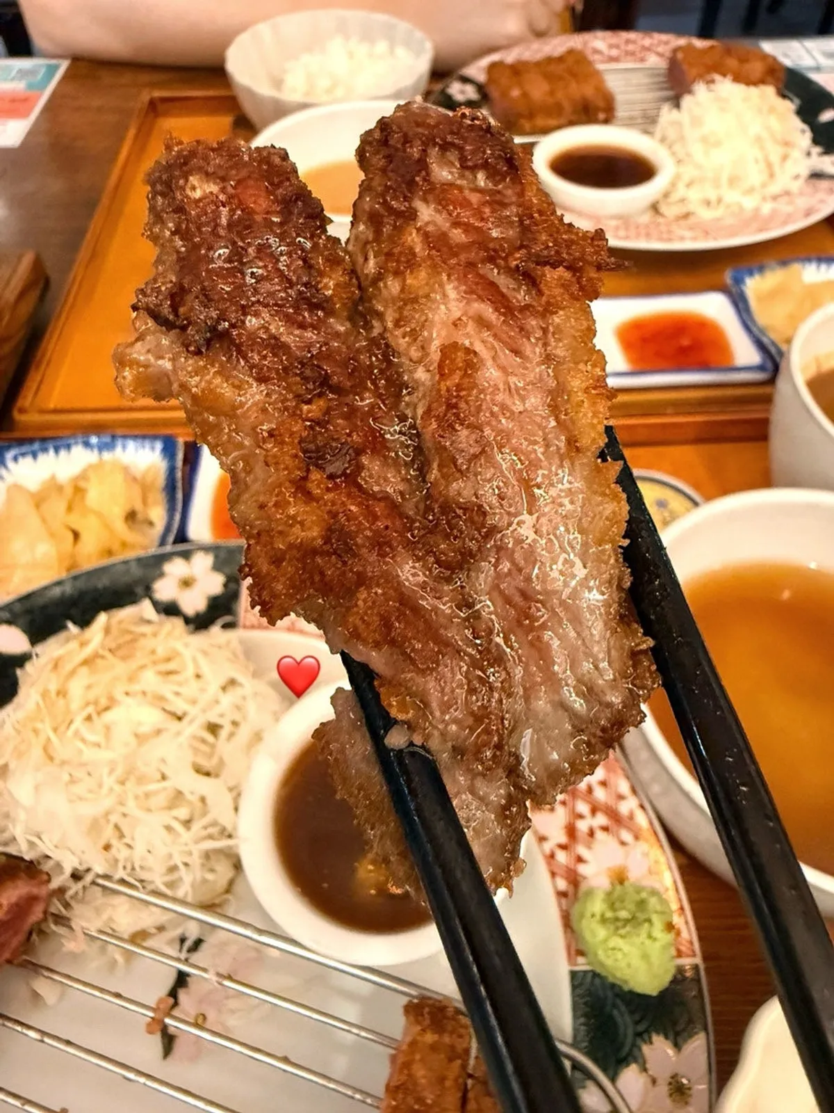 젓가락으로 집어 든 규카츠 한 점