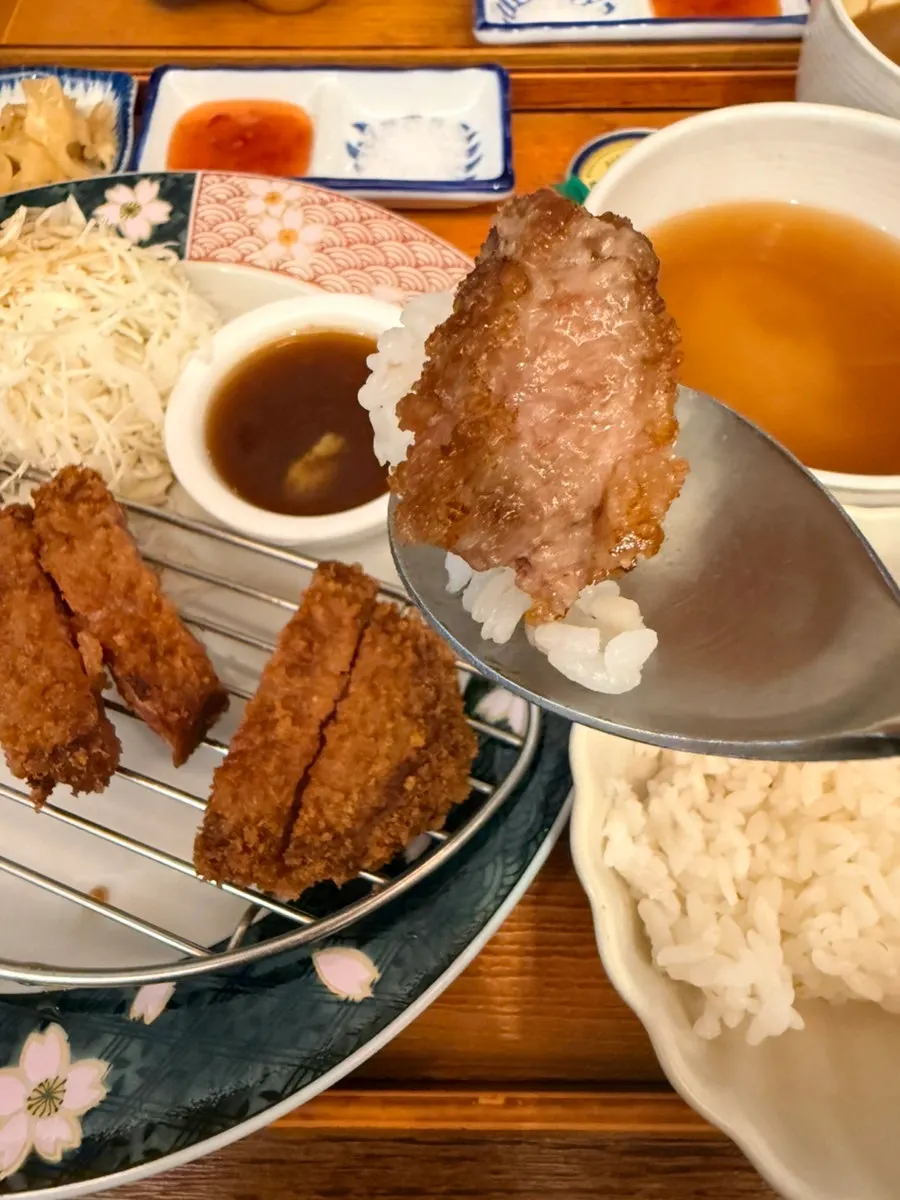 규카츠와 원형통에 담긴 쌀밥