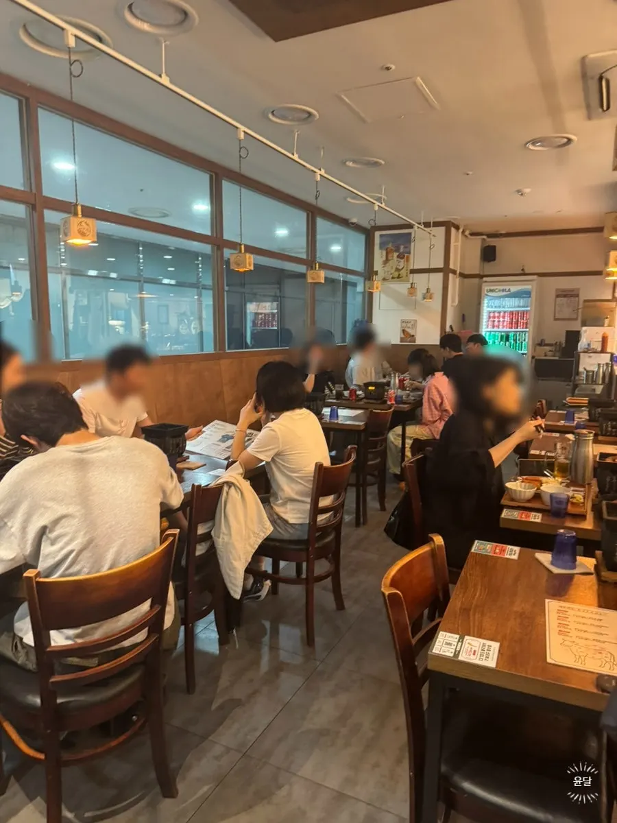 주말 저녁 만석에 가까운 이치규 서울역점 내부