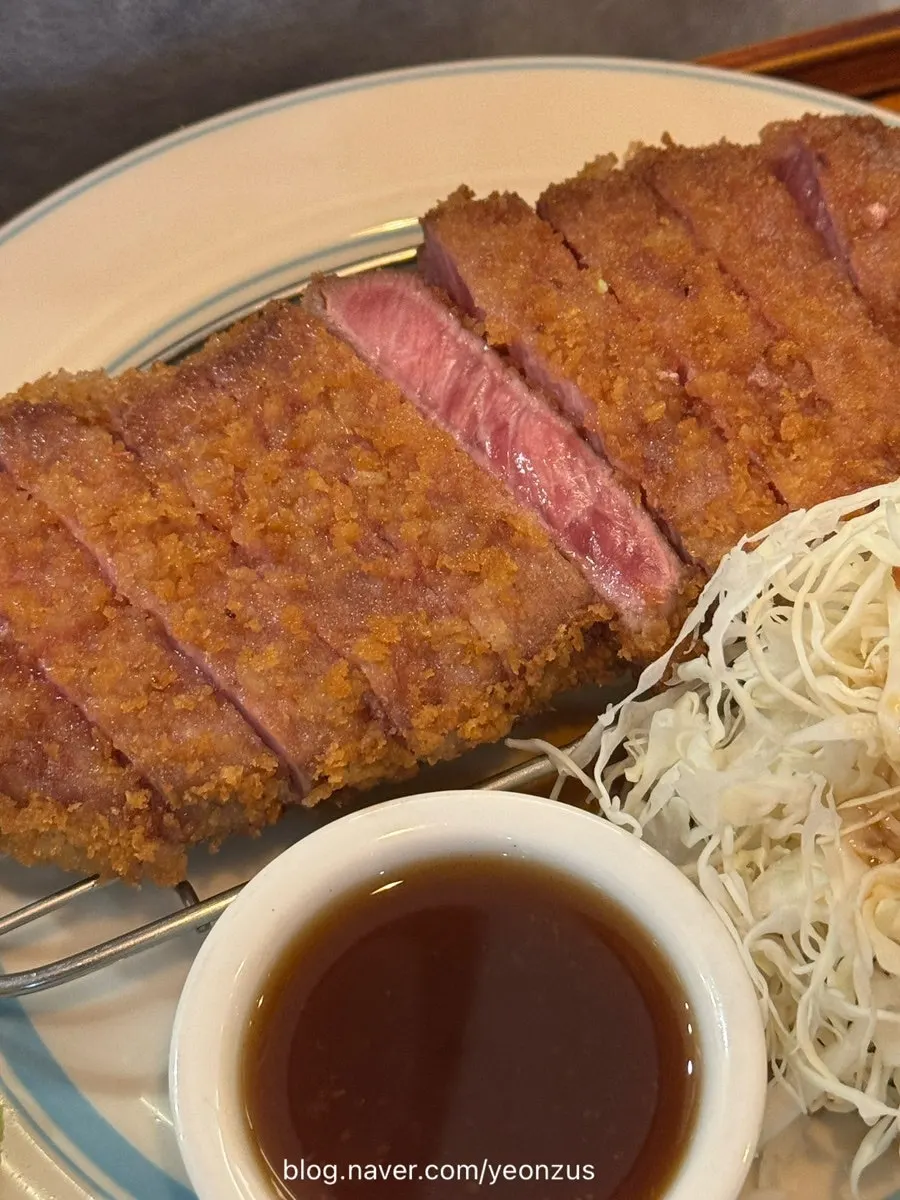 겉만 튀겨져 나온 규카츠 단면