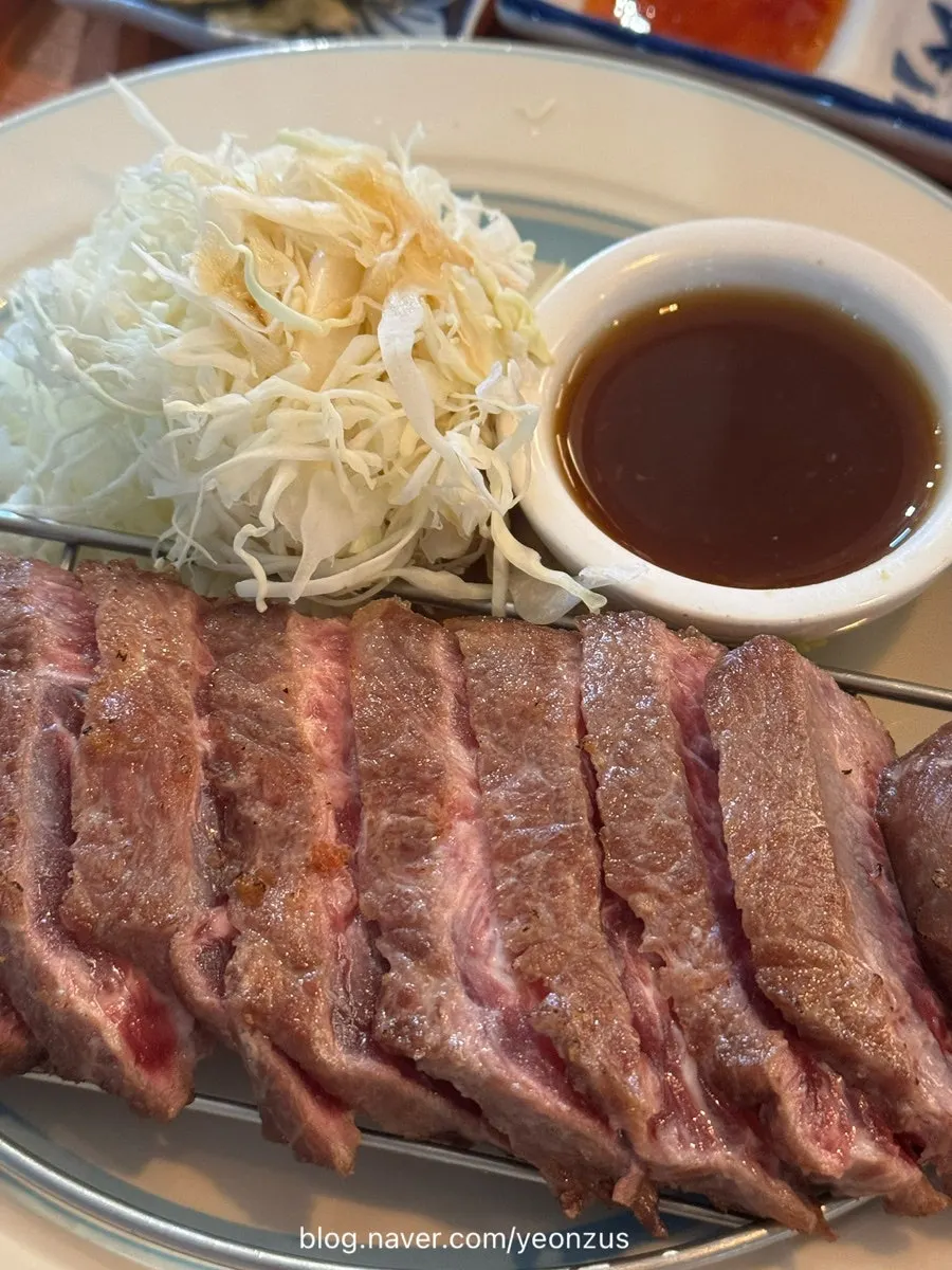 겉면만 살짝 익혀 나온 스테키