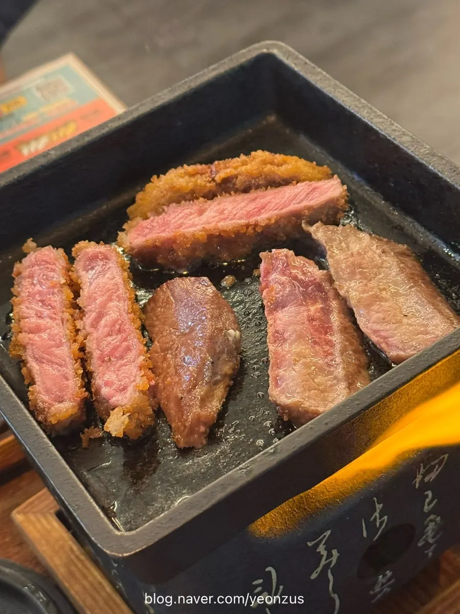 먹기 좋은 크기로 컷팅된 고기 굽는 중