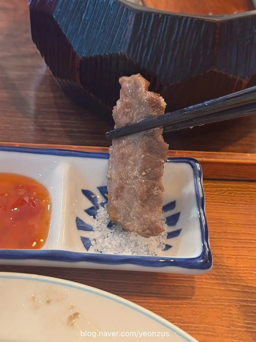 소금에 찍어 먹는 스테키 한 점