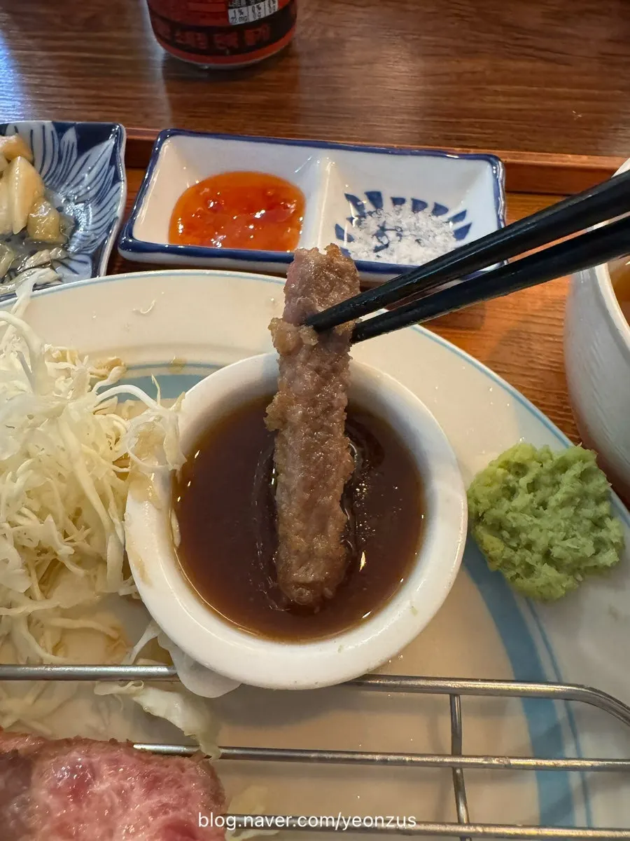 달달한 소스에 찍은 규카츠 한 점