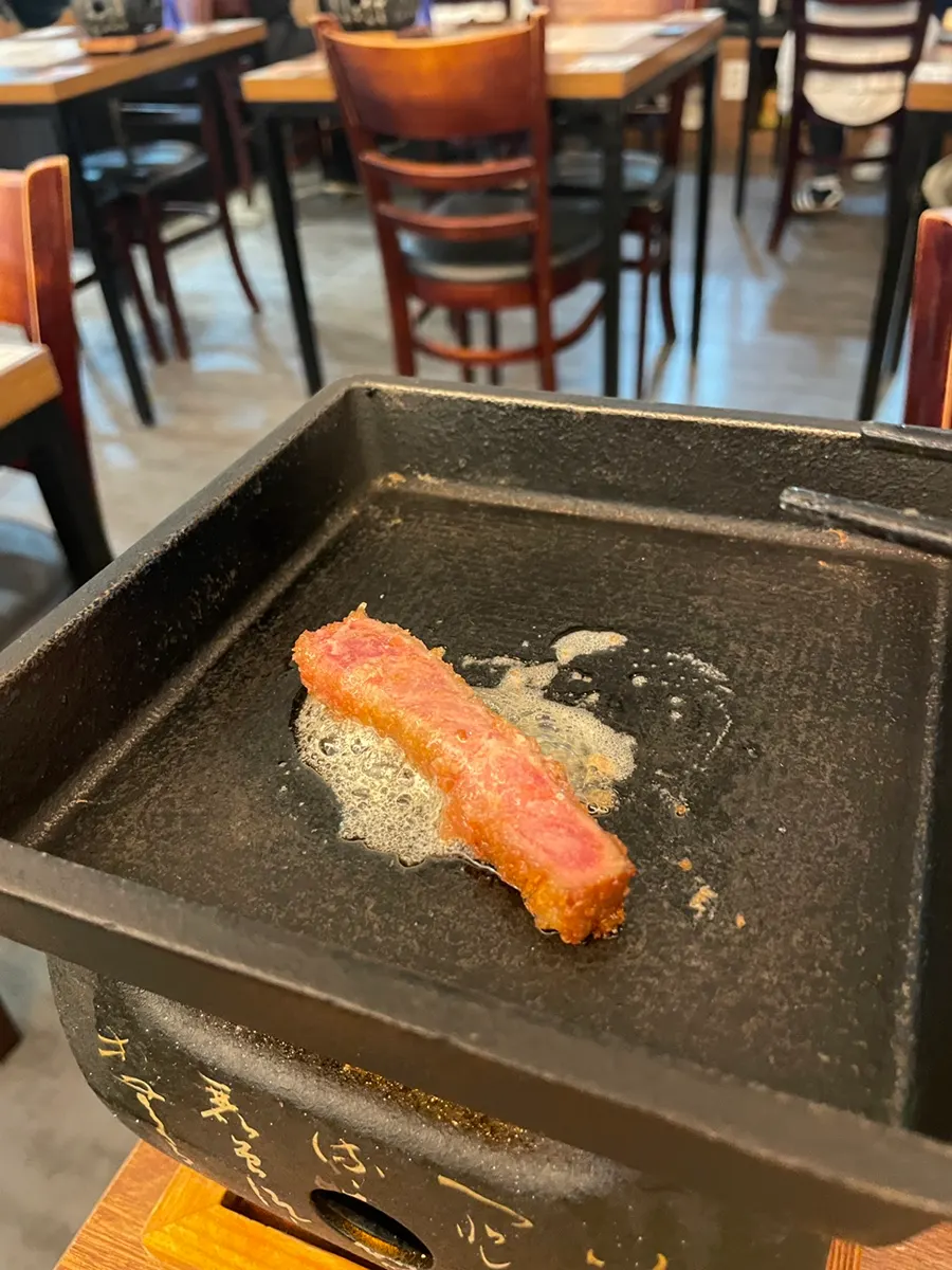 녹은 버터에 굽고 있는 규가츠