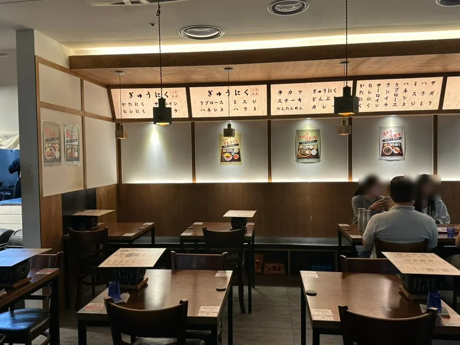 테이블 간격이 여유로운 이치규 좌석