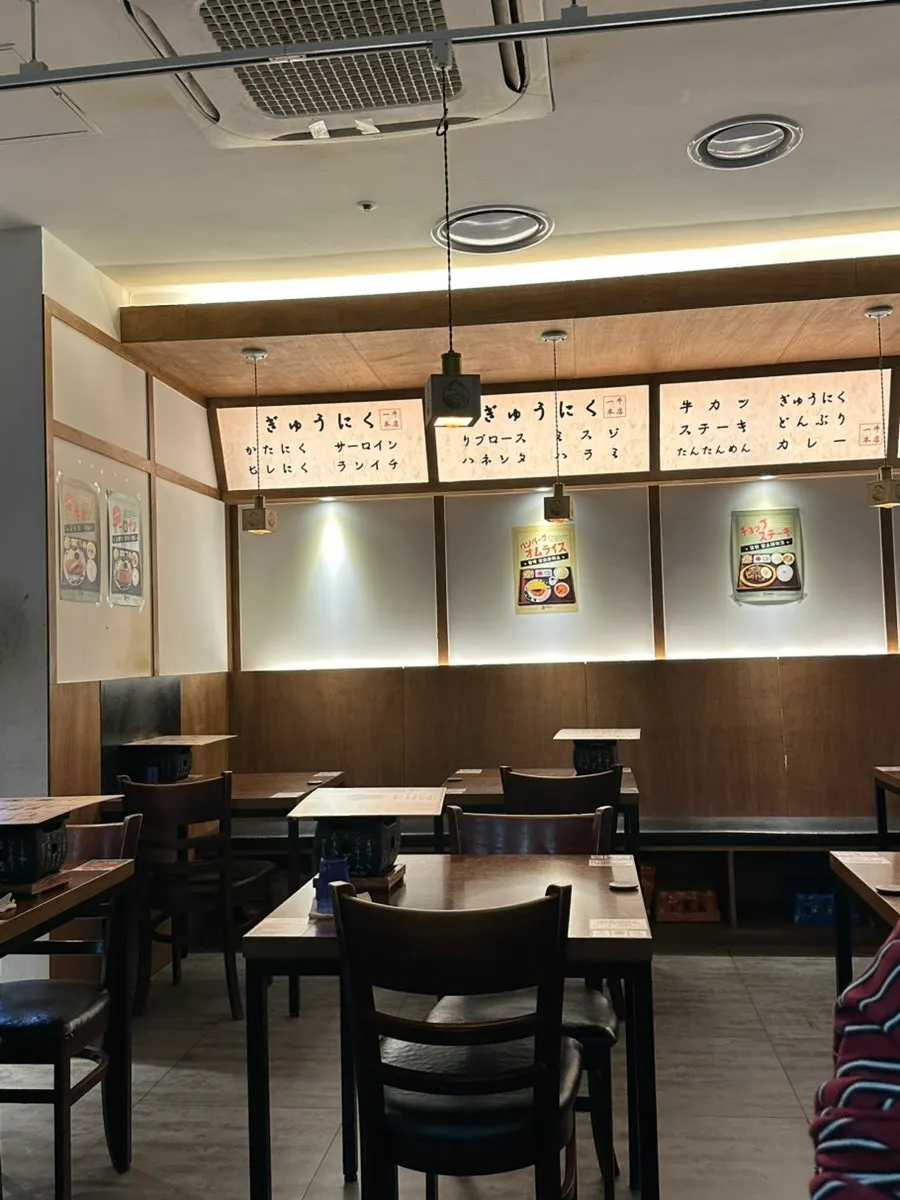 일본식 경양식집 분위기의 매장 인테리어