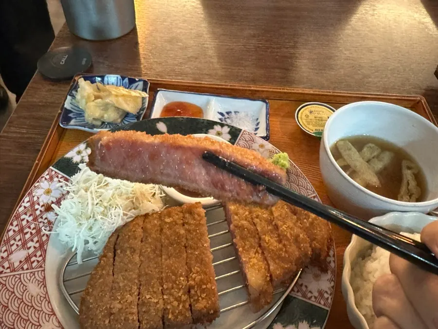 붉은빛이 남은 규카츠 고기 단면