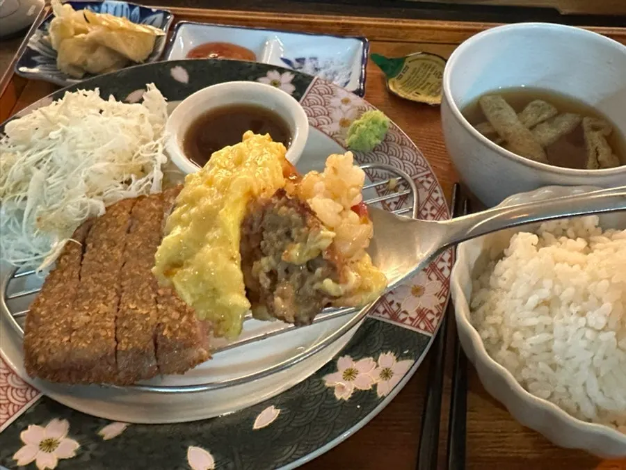 규카츠와 함박오므라이스를 함께 차린 테이블