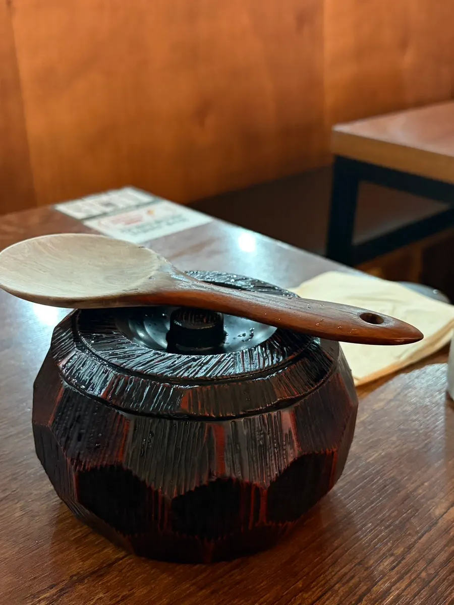 작은 단지에 담겨 먼저 나온 흰밥