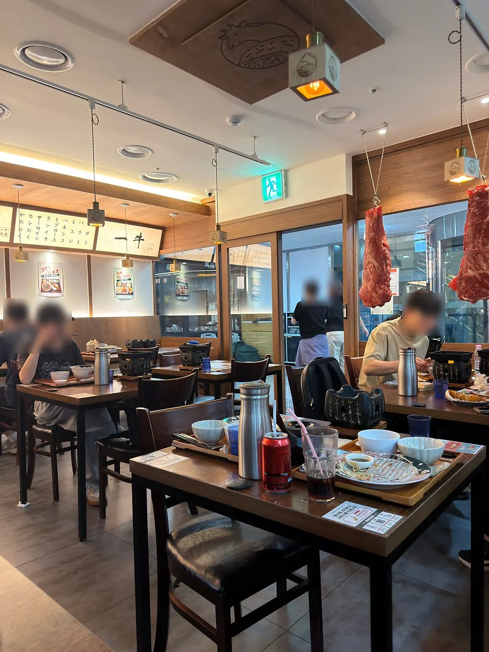 2인석이 많은 매장 내부 좌석