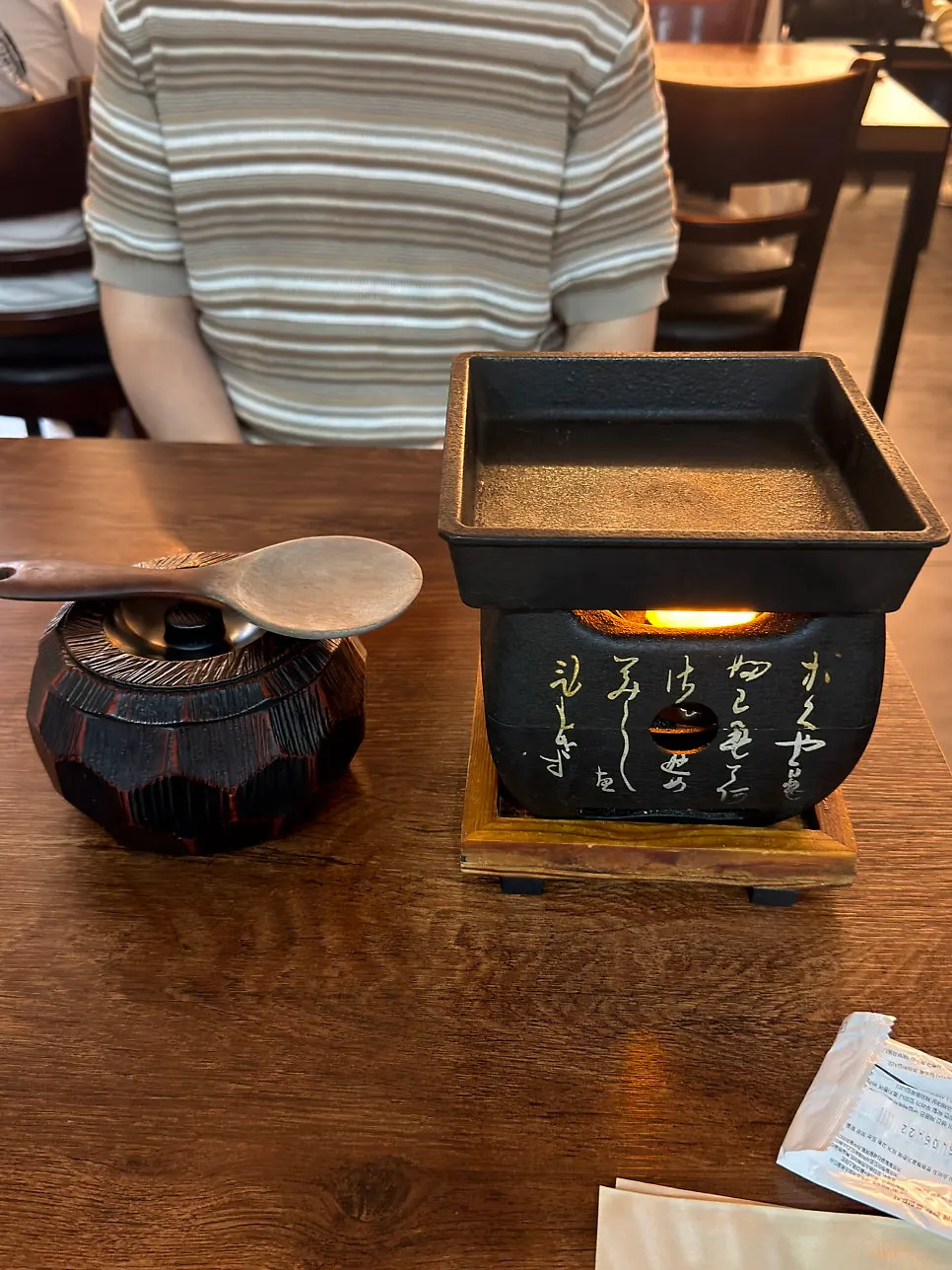 불을 켜준 화로와 함께 차려진 상