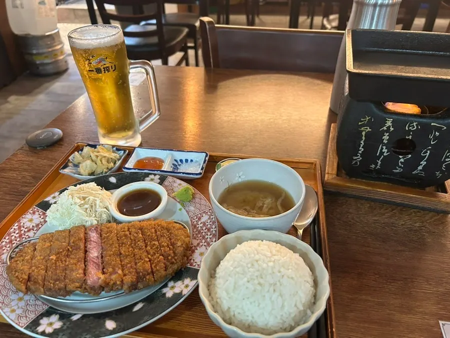 Basic gyukatsu set and Kirin beer table setting