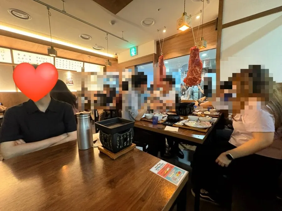 고기 냄새 가득한 매장 안 테이블