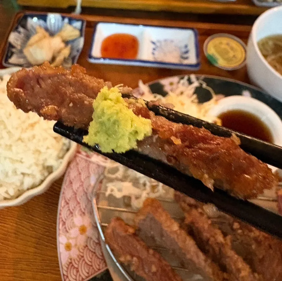 화로에서 노릇하게 익어가는 규카츠