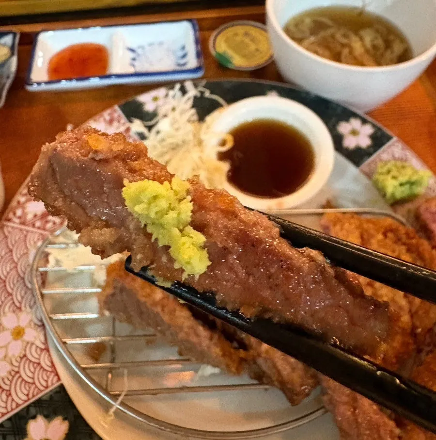 와사비를 올린 규카츠 한 점