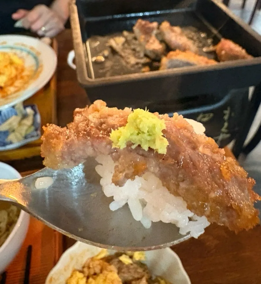 규카츠와 와사비 조합 클로즈업