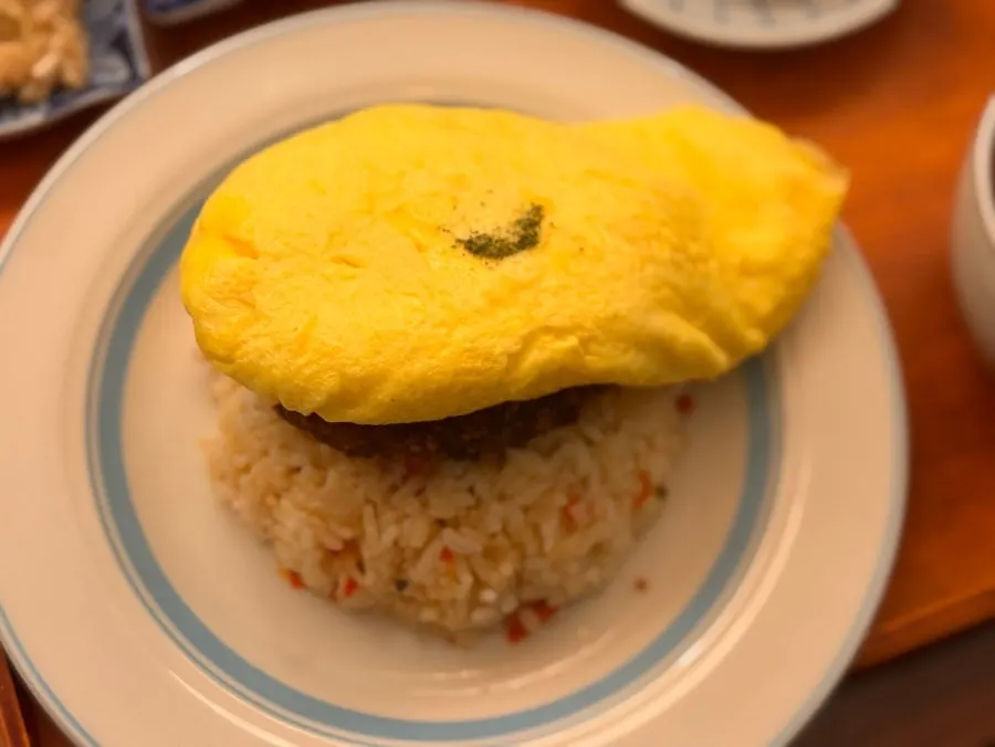 Ichigyu's hamburg omurice served at the table