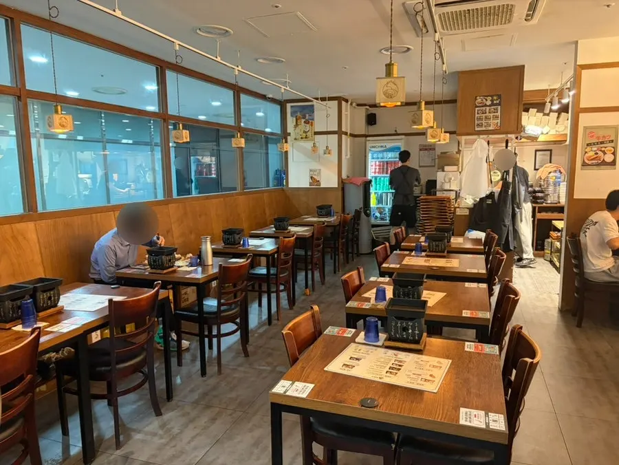 넓은 매장 좌석 배치