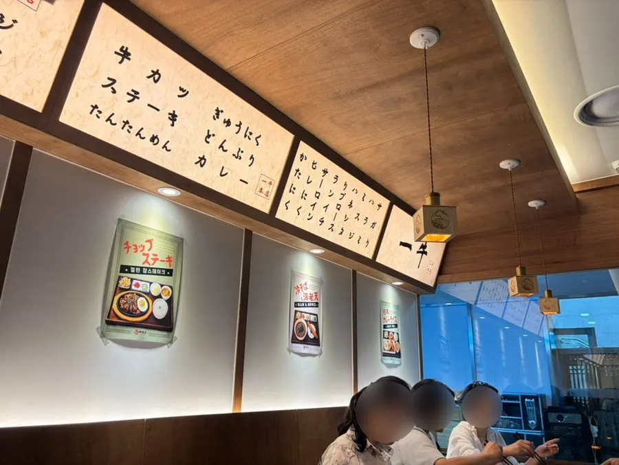 일본 식당 분위기의 매장 인테리어