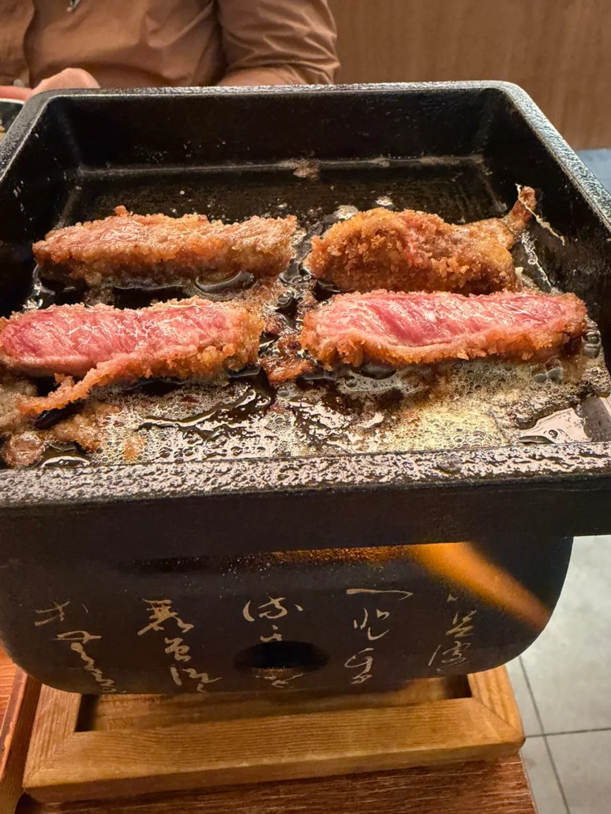 화로에 규카츠를 굽는 모습