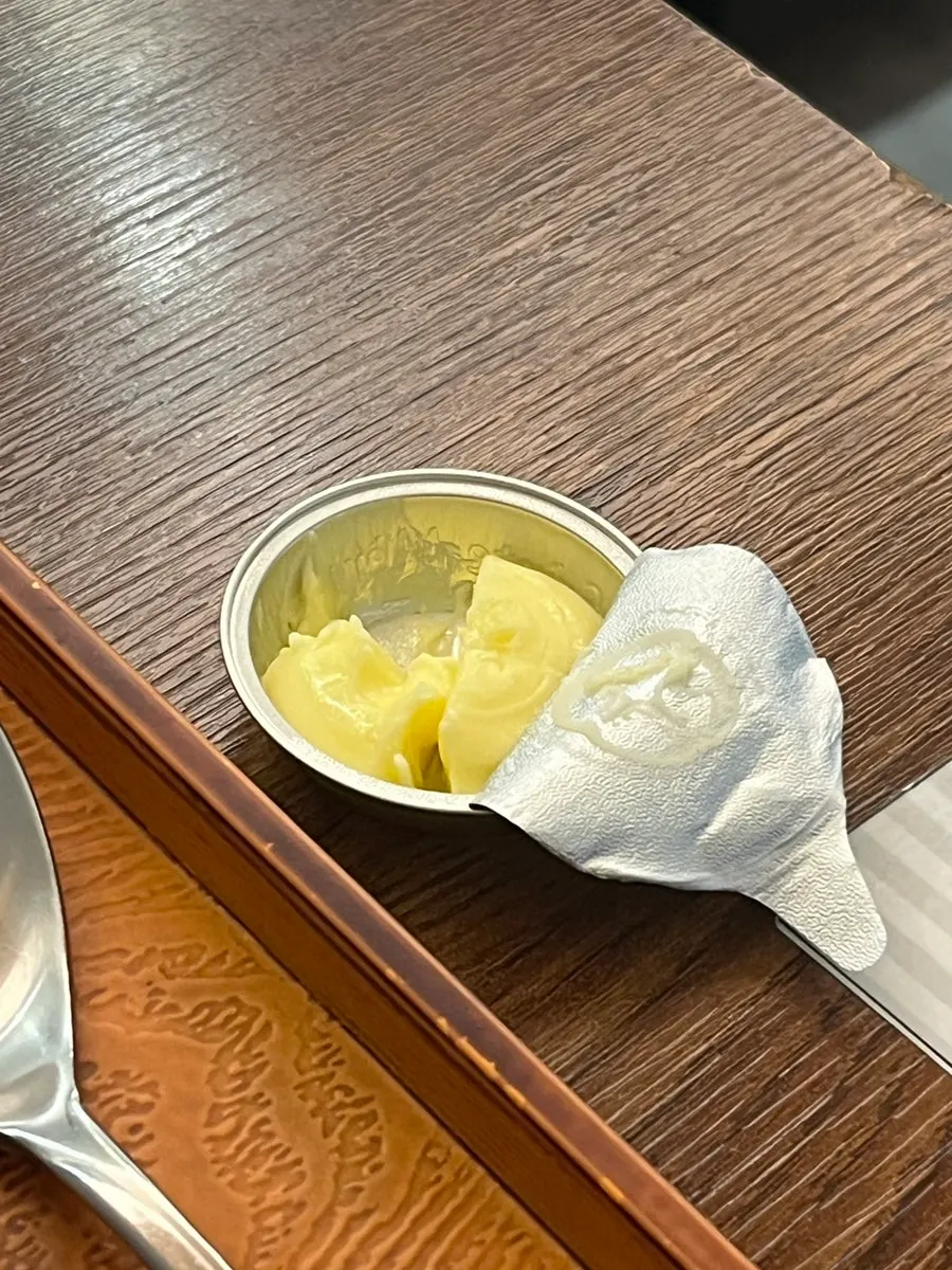 테이블에 세팅된 소스와 반찬