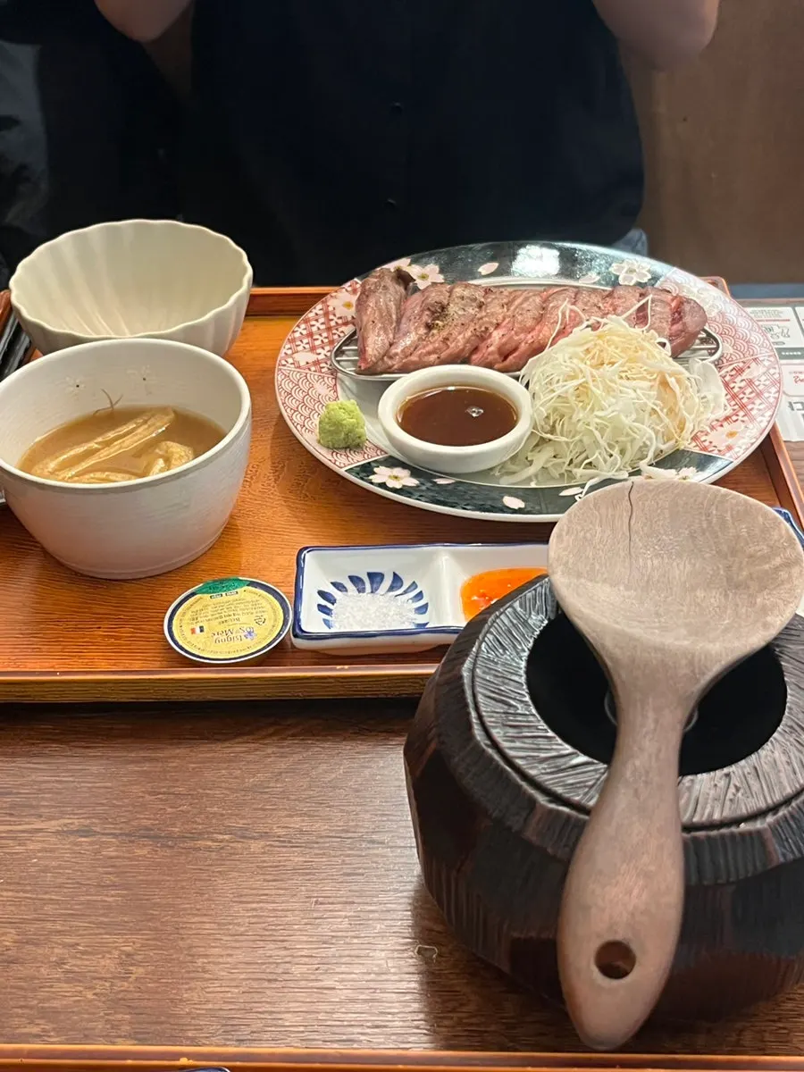 주걱과 함께 담겨 나온 흰쌀밥